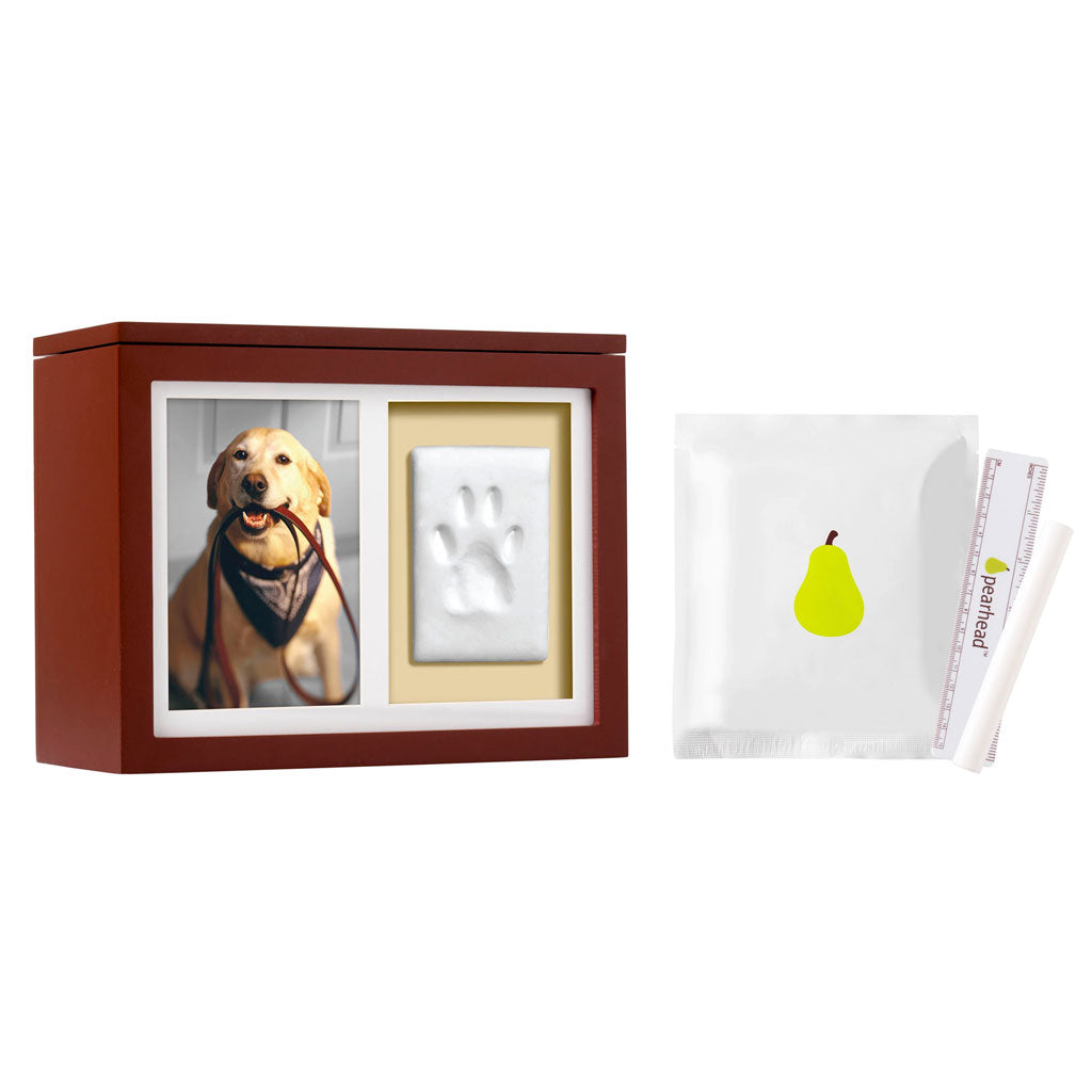 Wooden photo box with a dog picture, white plaque, and small white card with a green pear on a white background.